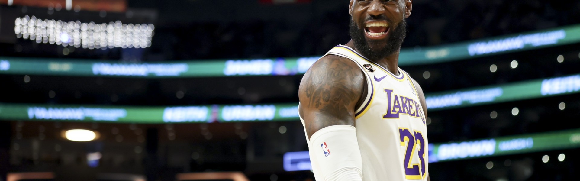 开云-卸下重担享受比赛！搞怪行为越来越多的老詹：如今活在当下更重要