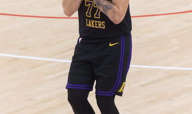 Skip：东契奇最后拒投空位三分 因为他知道他三分不行 这没人提？