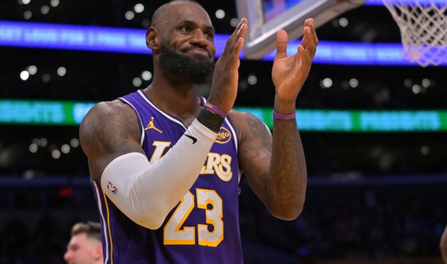 开云娱乐-詹姆斯给湖人带来了很多闹剧 但别忘了 是他把球队从泥潭中拉出来