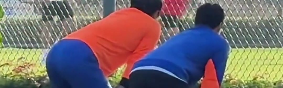 开云在线-调皮了😜泰山训练结束后，王大雷“偷看”西海岸训练