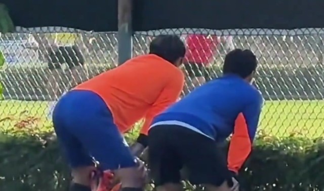 开云在线-调皮了😜泰山训练结束后，王大雷“偷看”西海岸训练